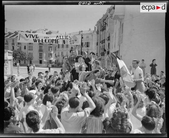 La foule acclame les op&eacute;rateurs du service cin&eacute;matographique de l'Arm&eacute;e (SCA) &agrave; Monte-Carlo.
