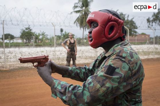 Un gendarme ivoirien joue le rôle d'un personnel dangereux et armé sous la supervision d'un instructeur du 13e bataillon de chasseurs alpins (BCA) à Abidjan, en Côte d'Ivoire.