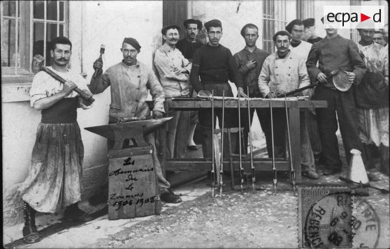 Les Armuriers du 4[e] Zouaves, 1906-1908. [légende d'origine]