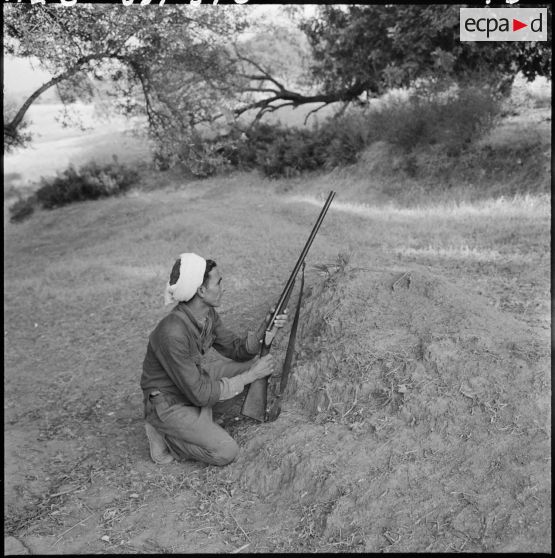 Portrait d'un membre du groupe d'auto-défense de Taliouine, située dans la région de Palestro, à l'affût en pleine montagne.