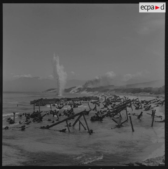 Sur le tournage du film Le jour le plus long. Phases du débarquement des militaires américains du corps des Marines.