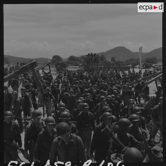 Sur le tournage du film Le jour le plus long. Ambiance sur la plage après le débarquement.