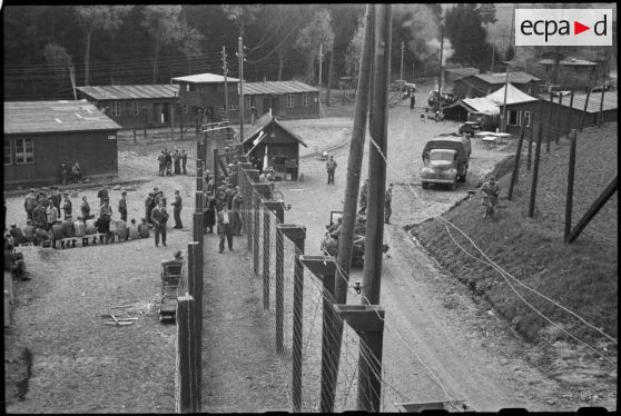 Vue d'ensemble sur l'entrée du camp de Vaihingen libéré.