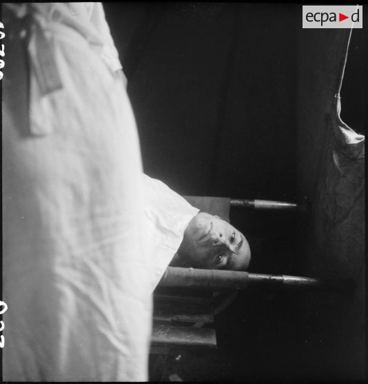 Soins prodigués par une équipe médicale aux déportés du camp de Vaihingen récemment libéré.