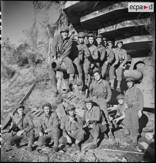 Photographie de groupe des commandos d'Afrique lors du tournage d'une reconstitution des combats men&eacute;s en Provence et dans la r&eacute;gion de Belfort.