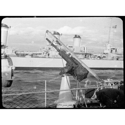ImagesDéfense - Vue d'un canon antiaérien de 37 mm. A l'arrière