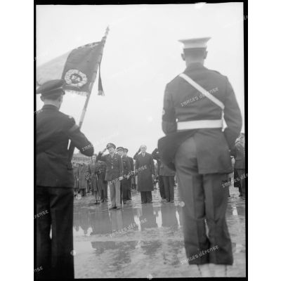 ImagesDéfense - Salut aux drapeaux lors de la cérémonie officielle du  baptême de l'avion France Libre le 25 octobre 1944 au Bourget.
