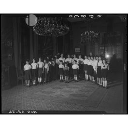 ImagesDéfense Portrait d un groupe d enfants avec des bérets de la