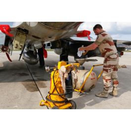 ImagesDéfense - Au retour de mission, un sergent mécanicien de piste purge  les systèmes d'un avion Mirage 2000-5. Des étuis de protection et des  flammes ont été remis en place sur l'appareil.