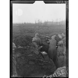 ImagesDéfense Près Allemant (Aisne). Mitrailleuses dans un trou d
