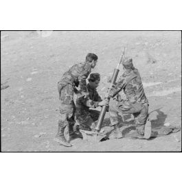  Figurines Militaires QU CP6IRALU, 4 Soldats Au Combat Avec Mortier (occasion)