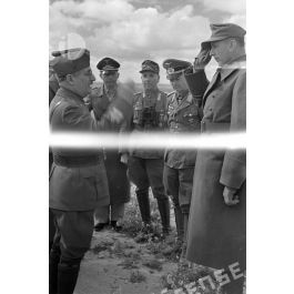 ImagesDéfense Le général Ugo Cavarello est salué par l'Oberst Erwin