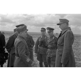 ImagesDéfense Le général Ugo Cavarello est salué par l'Oberst Erwin