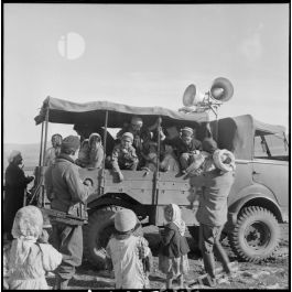 ImagesDéfense Les enfants d'une mechta à bord du camion d'une