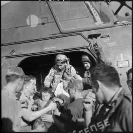 ImagesDéfense - Evacuation de la population d'un village de Kabylie par ...