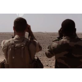 ImagesDéfense - Un soldat malien observe une zone de tir sous la ...