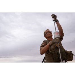 ImagesDéfense - Un sapeur du 25e régiment du génie de l'air (RGA) met ...