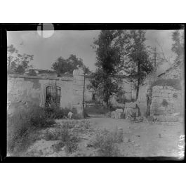 ImagesDéfense Vendresse. Aisne. Le château sur la place. [légende d