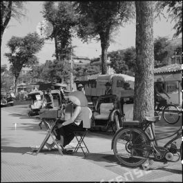 ImagesDéfense - Marchande de cigarettes sur le boulevard Charner à Saigon.