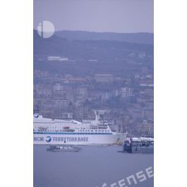 ImagesDéfense Un chaland de transport de matériel (CTM) quitte le