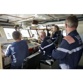 ImagesDéfense - Le capitaine de corvette Egide Brunet dirige son ...