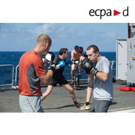 ImagesDéfense - Des marins s'exercent à la boxe sur le pont arrière de ...