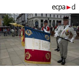 ImagesDéfense - Plan moyen du drapeau du 1er REI et sa garde