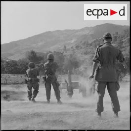 ImagesDéfense - Des tabors marocains installant des mortiers