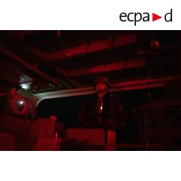 ImagesDéfense Un marin embarque à bord du chaland de transport de