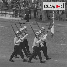 Cbg Mignot : Les Pompiers : Sapeur Pompier Officier Avec Drapeau Au Defile