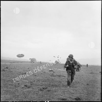 Le 6e BPC (bataillon de parachutistes coloniaux) est parachuté en renfort au dessus de la DZ (dropping zone) du centre de résistance Isabelle, au sud du camp retranché de Diên Biên Phu.