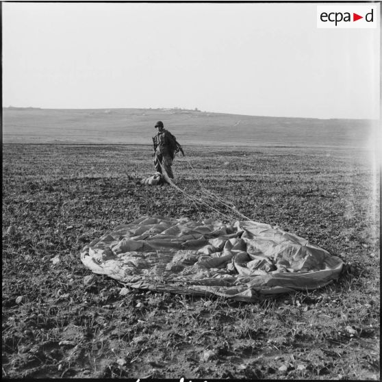 Pliage de parachutelors d'une manœuvre en Oranie.