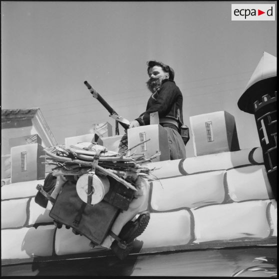 Un zouave du 9e régiment est juché sur le char "Les tigres de Verdun".