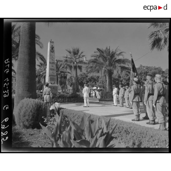 Rassemblement d'autorités militaires devant la plaque commémorative à la mémoire du général de division Jean Verneau, à Alger.