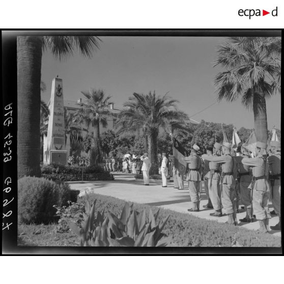 Rassemblement d'autorités militaires devant la plaque commémorative à la mémoire du général de division Jean Verneau, à Alger.