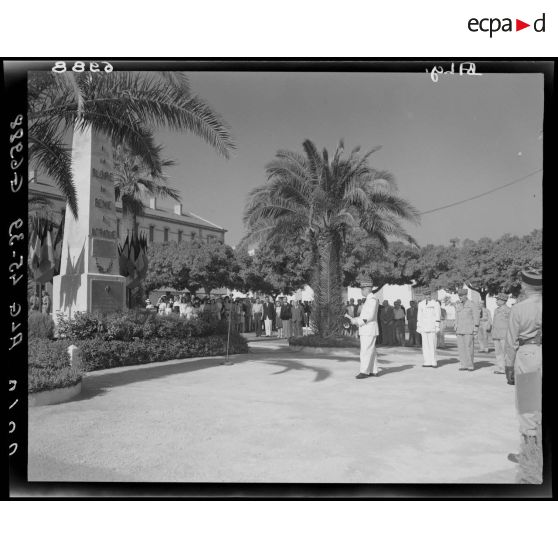 Une autorité militaire prononce un discours pour l'inauguration de la plaque commémorative à la mémoire du général de division Jean Verneau, à Alger.