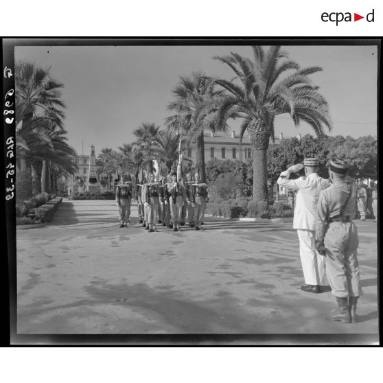 Cérémonie d'inauguration d'une plaque commémorative à la mémoire du général de division Jean Verneau, à Alger.