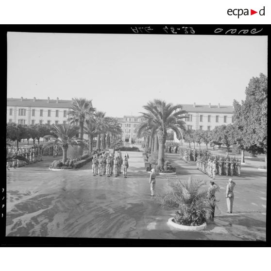 Plan général de la cérémonie d'inauguration de la plaque commémorative à la mémoire du général de division Jean Verneau, à Alger.