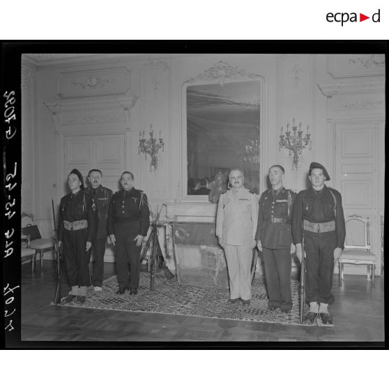 Portrait en pied du général de corps d'armée Henry Martin, encadré par des autorités militaires et des chasseurs alpins.