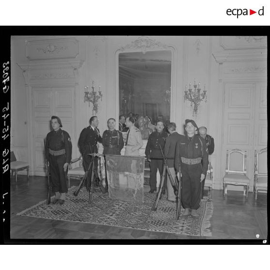 Des autorités militaires s'entretiennent devant le drapeau du 8e bataillon de chasseurs alpins (BCA).