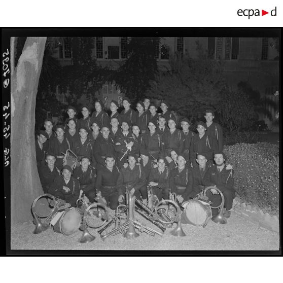 Photographie du bataillon des chasseurs alpins du 19e corps d'armée (CA) en extérieur nuit.