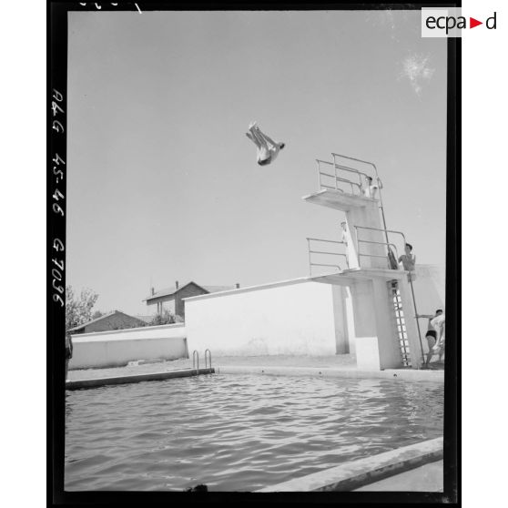 Un plongeur effectue un saut acrobatique du haut d'une plateforme.