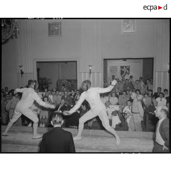 Concours d'escrime en présence d'autorités militaires et d'autorités civiles, en Algérie.