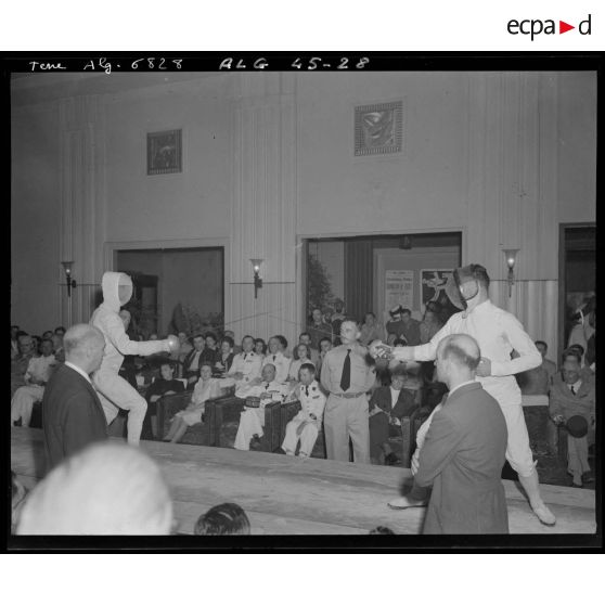 Concours d'escrime en présence d'autorités militaires et d'autorités civiles, en Algérie.