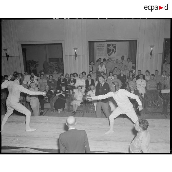 Concours d'escrime en présence d'autorités militaires et d'autorités civiles, en Algérie.