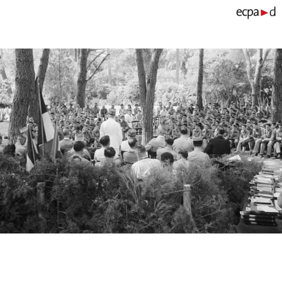 Le général de corps d'armée Henry Martin, commandant le 19e corps d'armée (CA), participe à la remise des prix à l'Ecole militaire préparatoire nord-africaine (EMPNA) d'Hammam Righa.