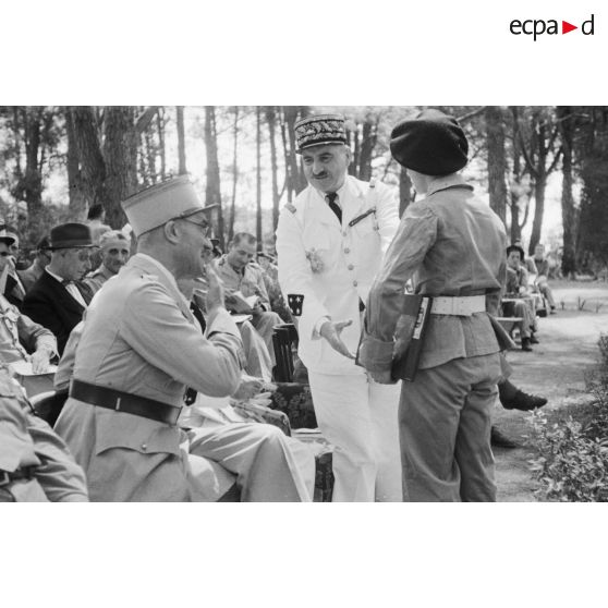 Le général de corps d'armée Henry Martin félicite un élève après sa remise de prix à l'Ecole militaire préparatoire nord-africaine (EMPNA) d'Hammam Righa.