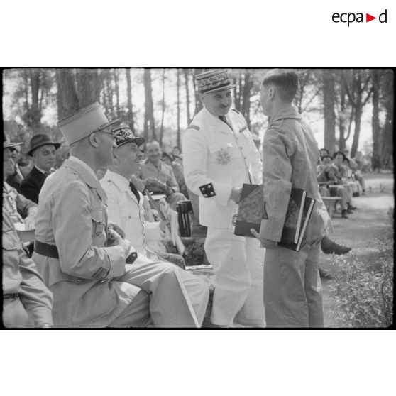 Le général de corps d'armée Henry Martin félicite un élève après sa remise de prix à l'Ecole militaire préparatoire nord-africaine (EMPNA) d'Hammam Righa.