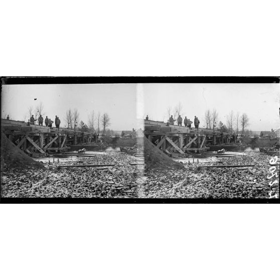 Le Breuil (Marne). Construction d’un pont par le génie pour le passage d’un chemin de fer. [légende d’origine]