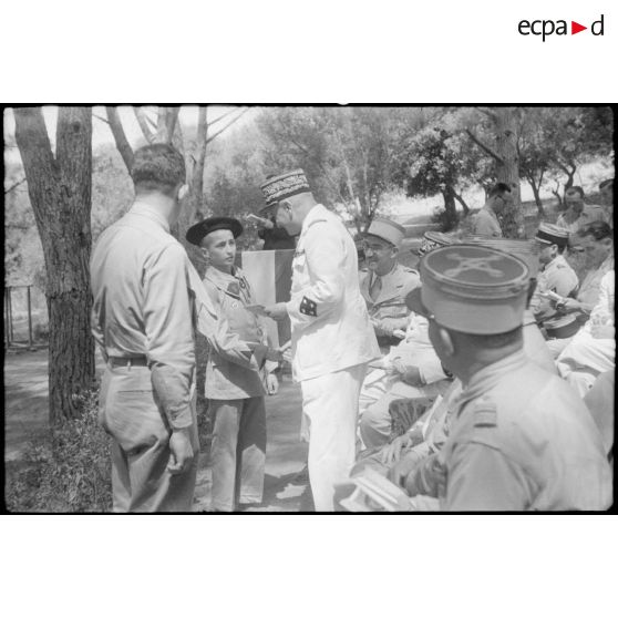 Le général de corps d'armée Henry Martin félicite un élève après sa remise de prix à l'Ecole militaire préparatoire nord-africaine (EMPNA) d'Hammam Righa.